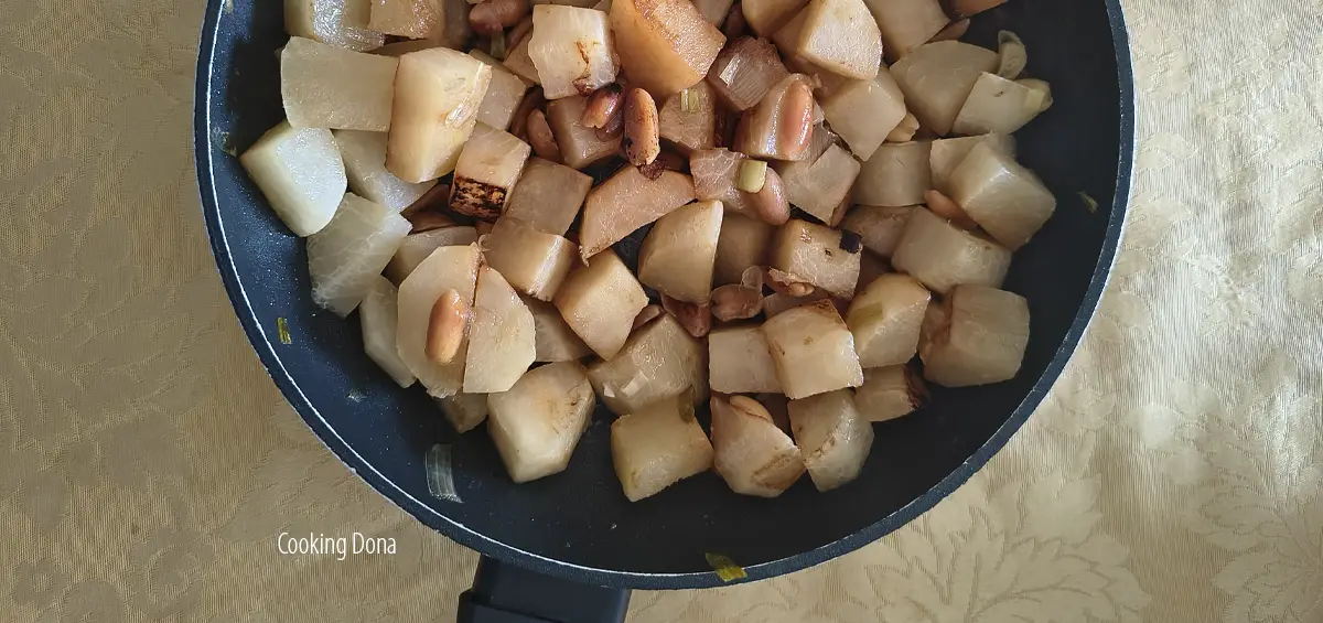 Rapa bianca saltata con soia e arachidi dal gusto orientale